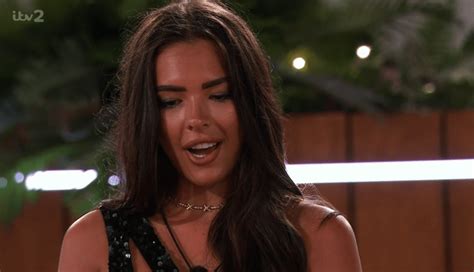 Gemma Owen stuns Love Island fans as she FLASHES boobs to。